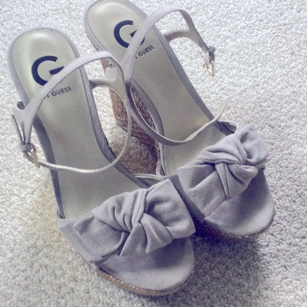 Guess wedges 7.5 M in taupe